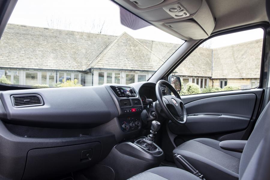 Интерьер Fiat Doblo Cargo Maxi Sportivo (263) 2018 года  (UK) (фото 3 из 6)
